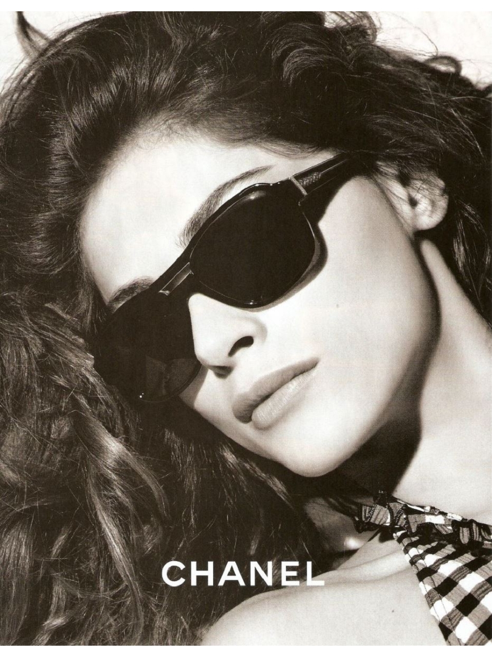 Брюнетка в темных очках. Группа антиреспект_ истов. Очки темные женские. Девушка в темных очках. Девушка в темных очках.